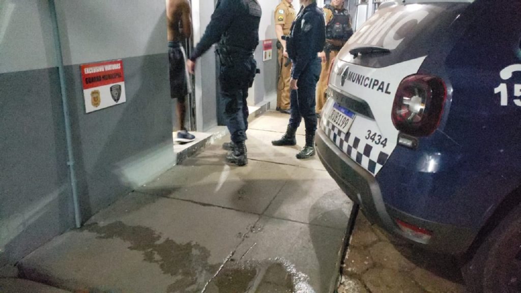 Homem escapa pela janela do ônibus da Operação Acolhimento e é conduzido à delegacia Homem escapa pela janela do ônibus da Operação Acolhimento e é conduzido à delegacia