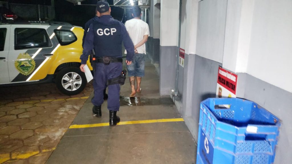 Homem é detido após escalar prédio da prefeitura e invadir gabinete do prefeito Homem é detido após escalar prédio da prefeitura e invadir gabinete do prefeito