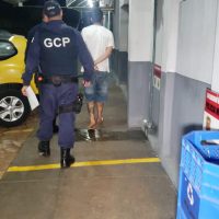 Homem é detido após escalar prédio da prefeitura e invadir gabinete do prefeito Imagem referente a Homem é detido após escalar prédio da prefeitura e invadir gabinete do prefeito
