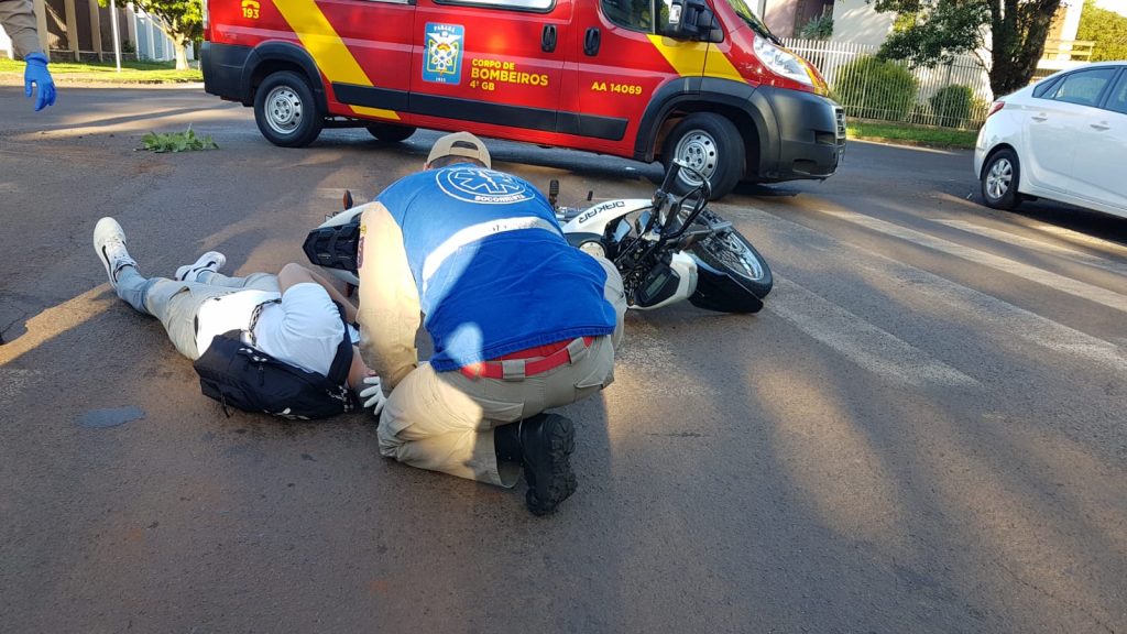 Após ‘escorregar’ em pedras, jovem cai de moto no Centro