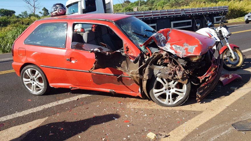 Caminhão e carro colidem na marginal da BR-277 em Cascavel
