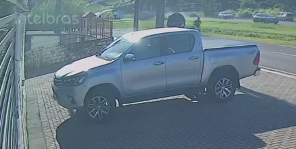 Veja momento em que colisão entre caminhão e carro é registrada na BR-277