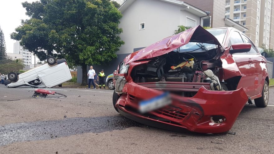 Veículo capota após forte acidente no Centro