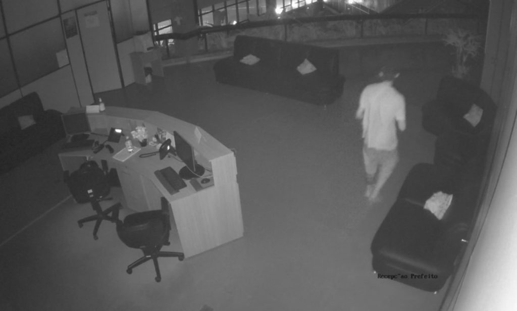 Veja movimentação de invasor na Prefeitura de Cascavel