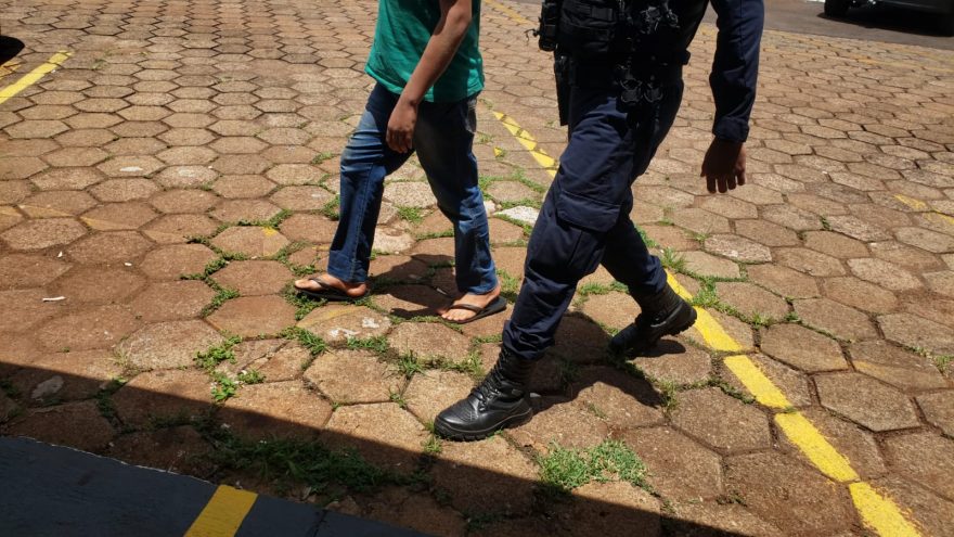 Adolescente é apreendido após arrancar cabelos da irmã e bater na mãe