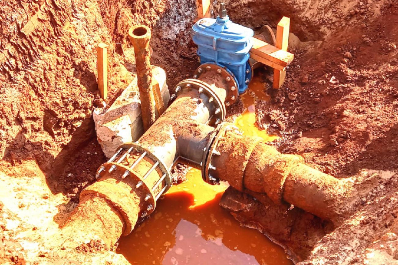 Rompimento de tubulação deixa bairros de Cascavel sem abastecimento de água