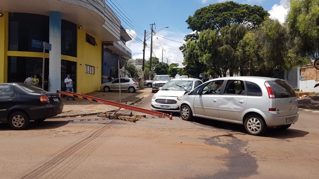 Colisão de trânsito envolvendo três carros é registrada em Cascavel