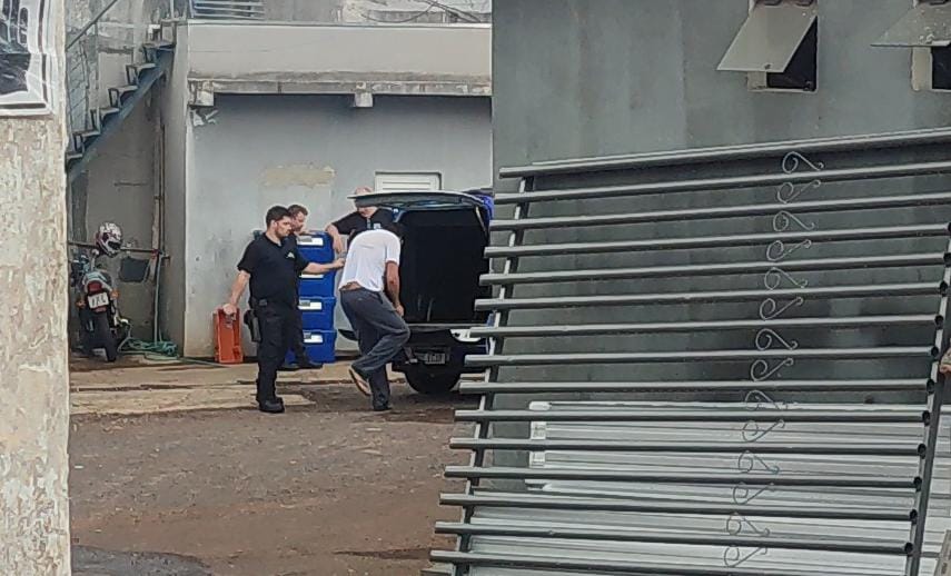 Agentes do Depen realizam transferência de detento da Cadeia Pública de Cascavel