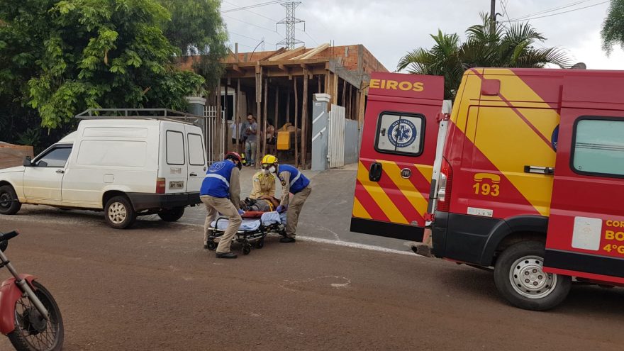 Mulher cai de 3 metros e fratura fêmur