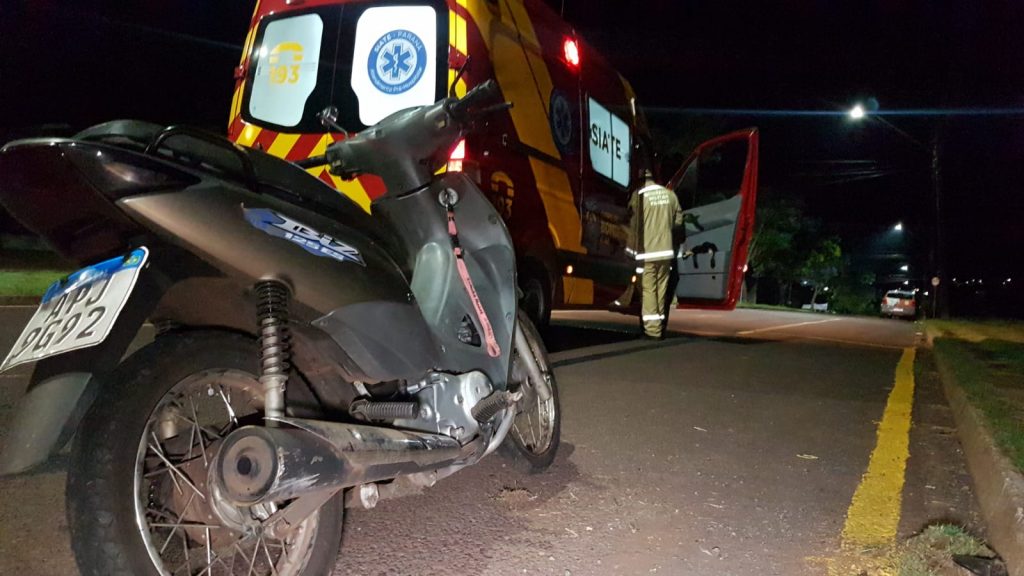 Após desviar de carro, motociclista e garupa sofrem queda