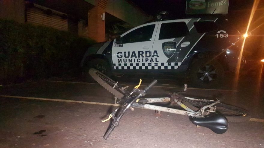 Homem tenta realizar furto em churrascaria na BR-277, mas alarme dispara e ele abandona a bicicleta
