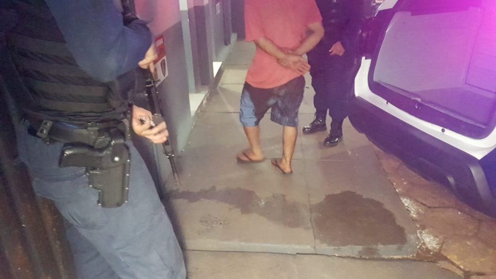 Procurado pela justiça é detido enquanto participava de churrasco, no bairro Pacaembu Procurado pela justiça é detido enquanto participava de churrasco, no bairro Pacaembu