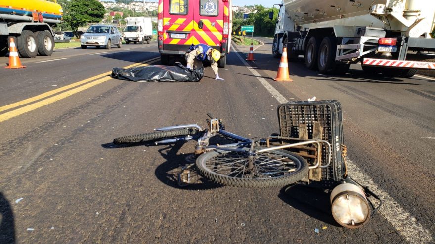 Ciclista morre após ser atingido por caminhão da Coca-Cola na BR-277