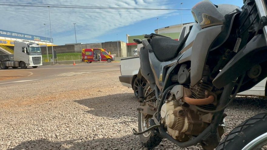 Colisão entre moto e patinete deixa motociclista ferido nas margens da BR-277