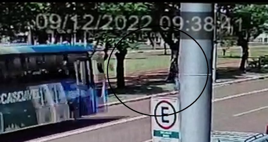 Quase uma tragédia: Vídeo mostra homem caindo em canaleta do ônibus