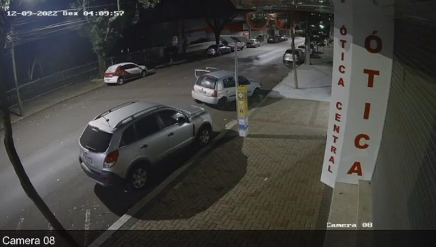 Clio bate em carro estacionado e condutor foge do local