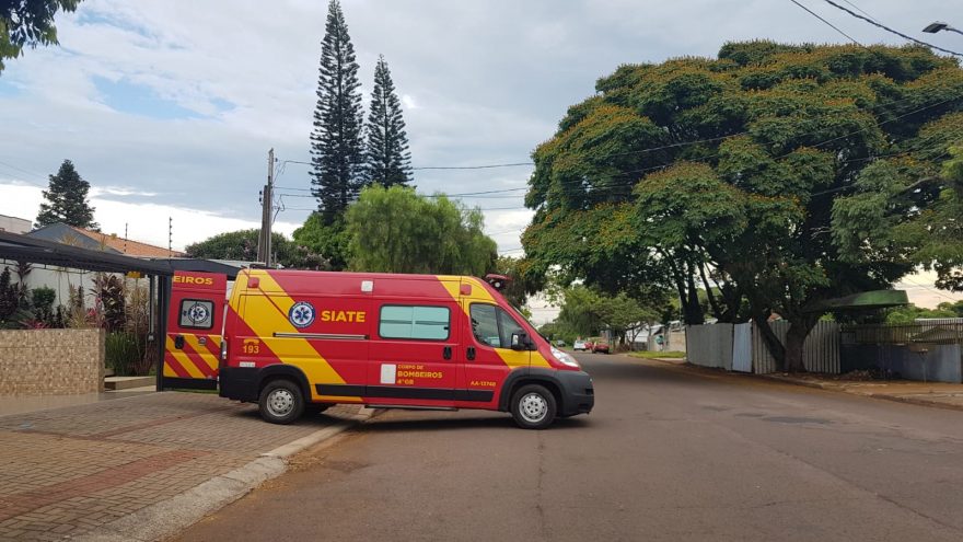 Homem sofre fratura exposta ao cair de aproximadamente 4 metros