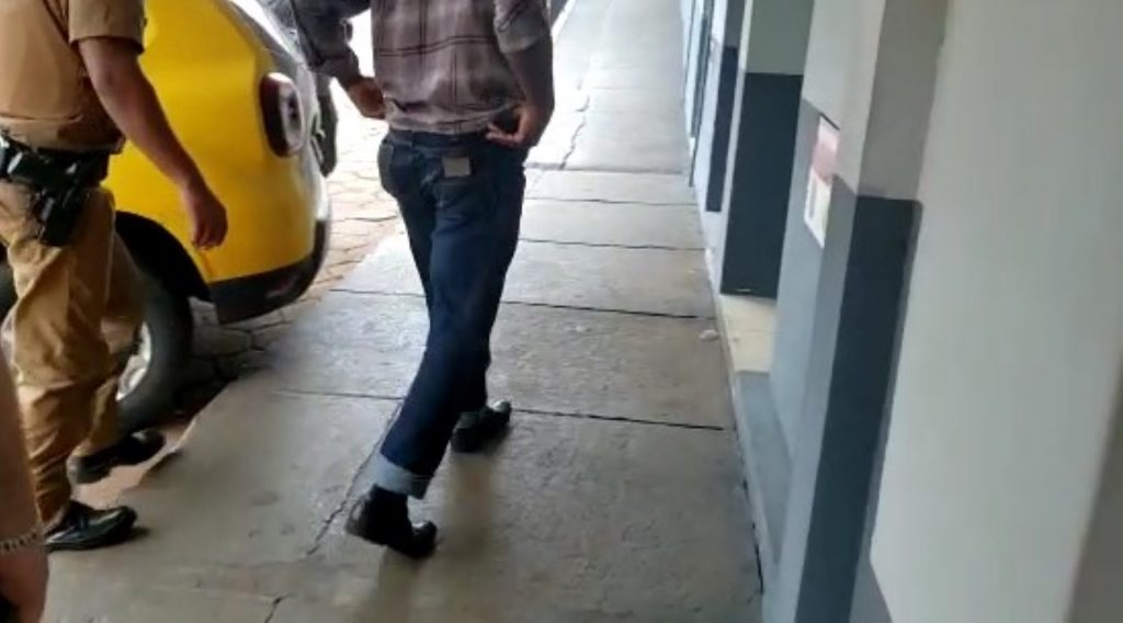 Após bater na filha e ameaçar vizinhos, homem é detido