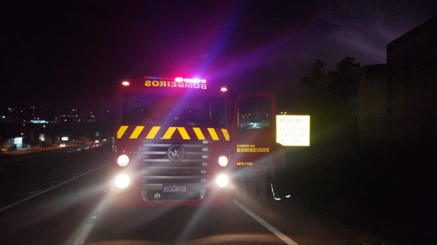 Corpo de Bombeiros combate incêndio em vegetação na BR-277, no Trevo da Petrocon