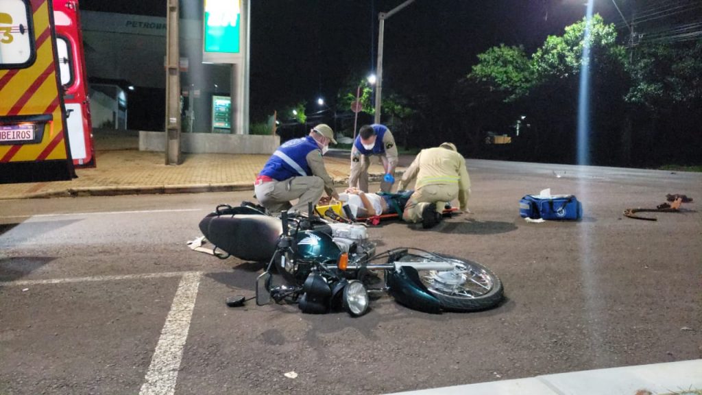 Motociclista fratura o pé em colisão com Fiat Toro no bairro Country Motociclista fratura o pé em colisão com Fiat Toro no bairro Country