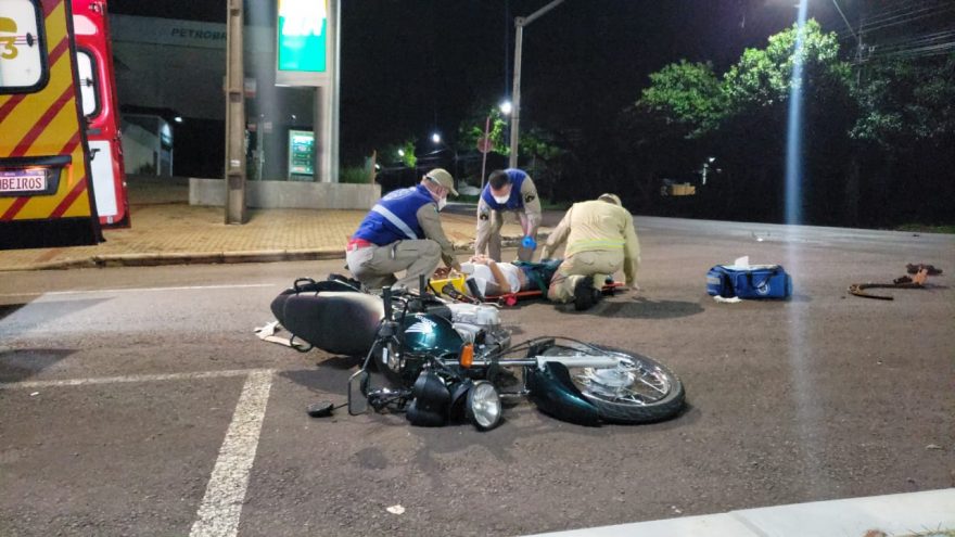 Motociclista fratura o pé em colisão com Fiat Toro no bairro Country