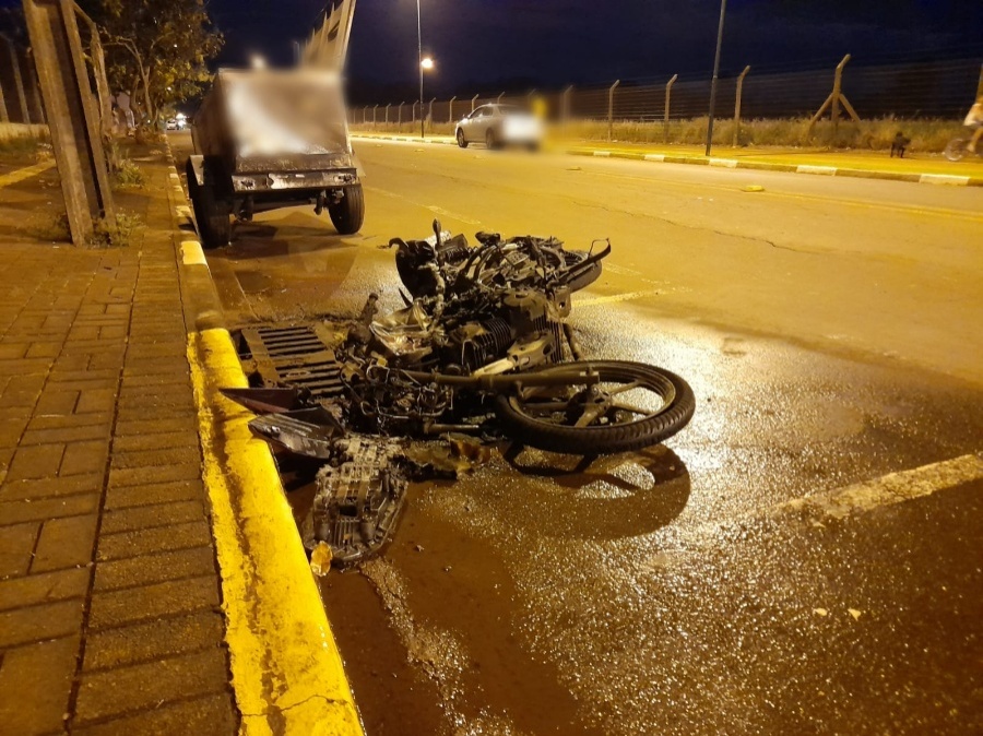 Motociclista fica gravemente ferido e moto pega fogo em acidente na cidade de Toledo Motociclista fica gravemente ferido e moto pega fogo em acidente na cidade de Toledo