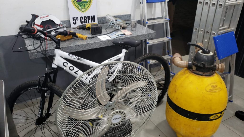 PM fecha ponto de venda de drogas e detém dono de barracão no centro; vários objetos foram apreendidos PM fecha ponto de venda de drogas e detém dono de barracão no centro; vários objetos foram apreendidos