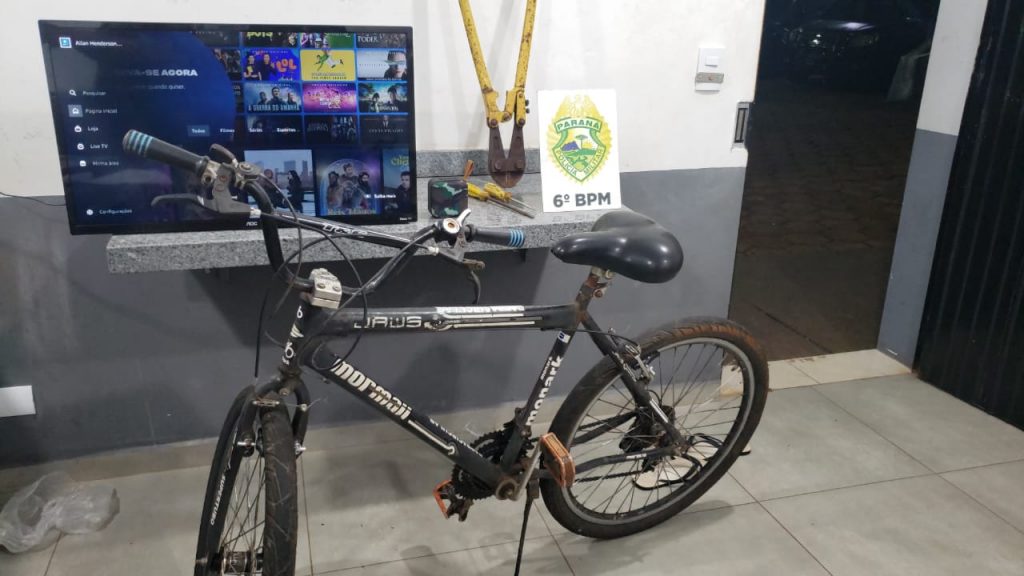 Suspeito de furto tenta fugir da PM após ser abordado na rua com TV, bike e alicate, no Universitário Suspeito de furto tenta fugir da PM após ser abordado na rua com TV, bike e alicate, no Universitário
