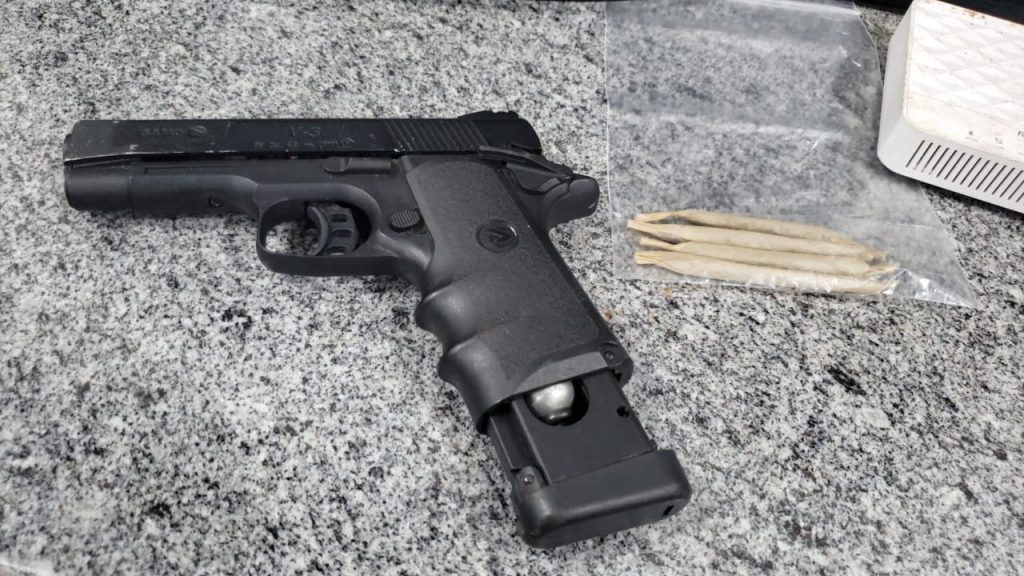 Mãe entrega filho e jovens acusados de furto são detidos em Boa Vista com pistola simulacro e objetos Mãe entrega filho e jovens acusados de furto são detidos em Boa Vista com pistola simulacro e objetos