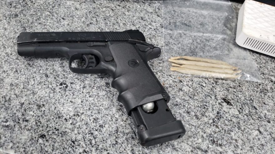 Mãe entrega filho e jovens acusados de furto são detidos em Boa Vista com pistola simulacro e objetos