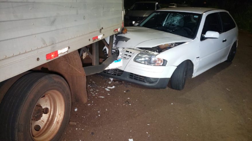 Gol colide na traseira de caminhão estacionado e condutor fica ferido, no bairro Santa Cruz