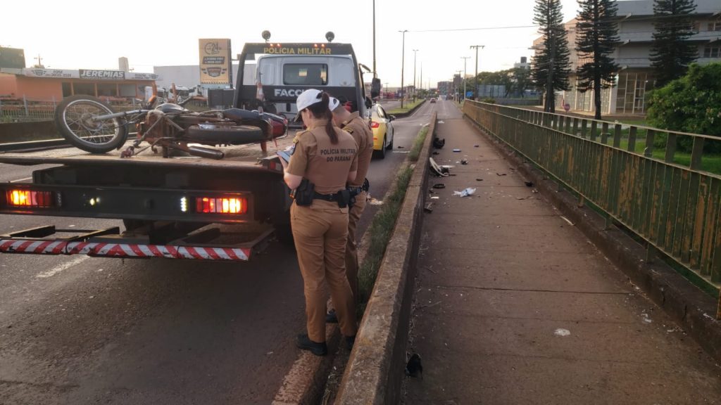 PM recolhe motocicleta após acidente em viaduto na Avenida Carlos Gomes PM recolhe motocicleta após acidente em viaduto na Avenida Carlos Gomes