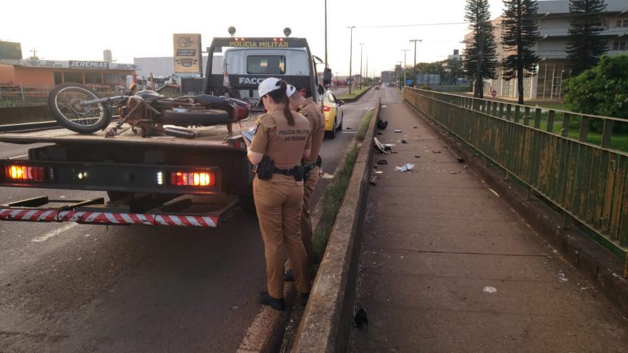 PM recolhe motocicleta após acidente em viaduto na Avenida Carlos Gomes