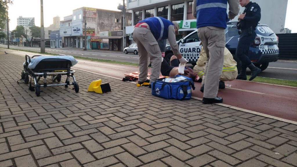 Mulher pede ajuda após ser ferida com golpes de tesoura no centro de Cascavel Mulher pede ajuda após ser ferida com golpes de tesoura no centro de Cascavel