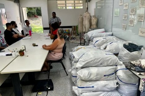 UEL recebe doação de 2 mil peças de roupas e repassa à cooperativa de catadores Imagem referente a UEL recebe doação de 2 mil peças de roupas e repassa à cooperativa de catadores