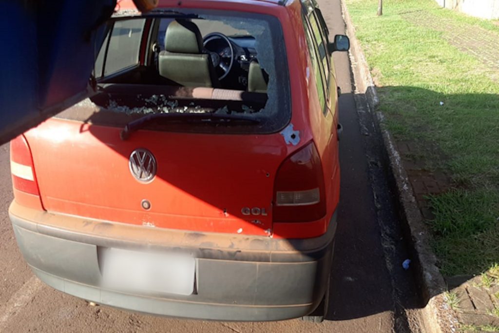 Mulher tem carro crivado de balas no Santo Onofre