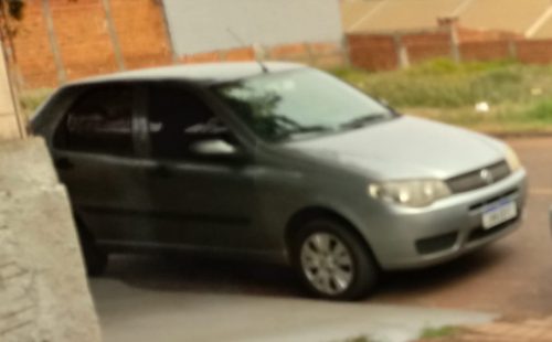 Ladrão armado rouba Fiat Palio no Centro; vítima estava com a filha pequena no carro Imagem referente a Ladrão armado rouba Fiat Palio no Centro; vítima estava com a filha pequena no carro