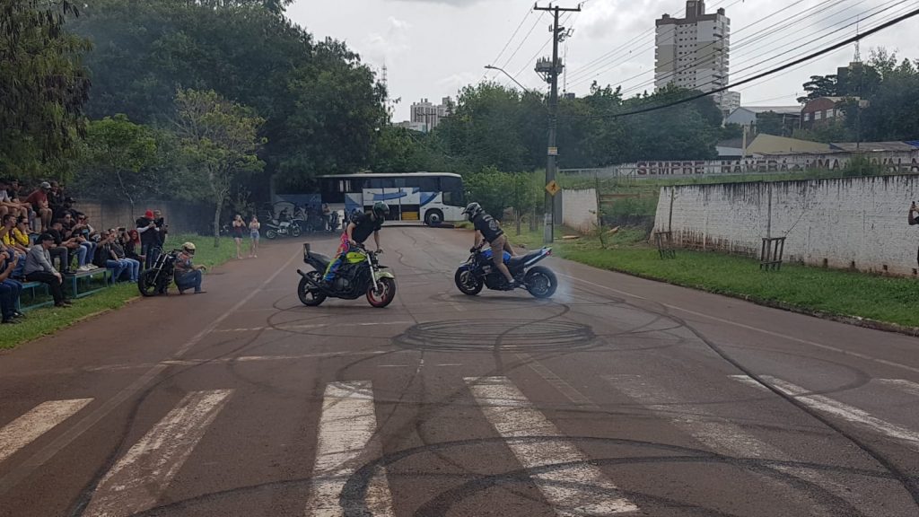 Show de Motocicletas é realizado em frente ao 6º BPM; veja manobras