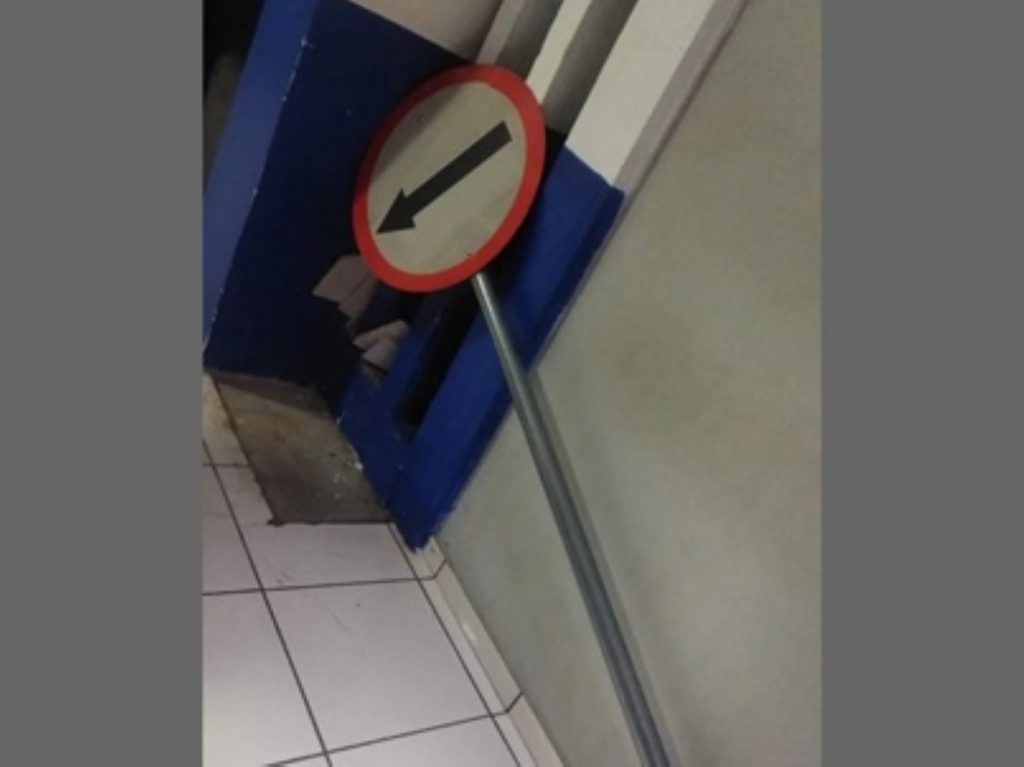 Menores são encaminhados para a Delegacia após arrancar placa de sinalização de trânsito