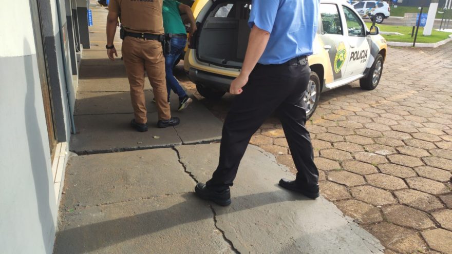Homem é detido após fotografar mulheres em banheiro