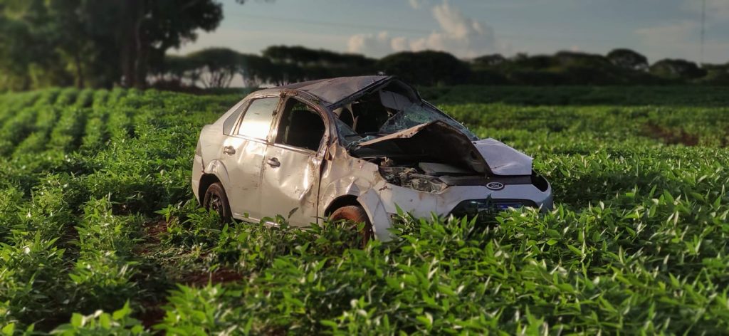 Carro capota na BR-467 em Cascavel