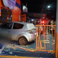 Imagem referente a Homem é atropelado e fica com a perna presa entre o portão e o carro