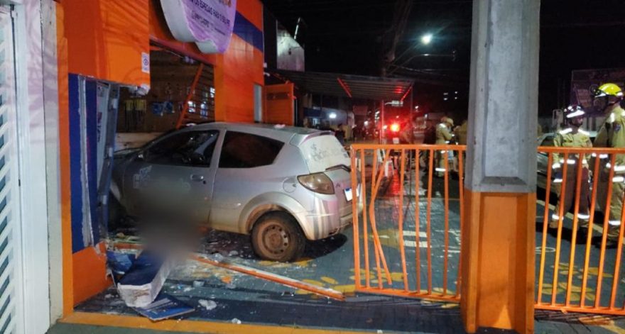 Homem é atropelado e fica com a perna presa entre o portão e o carro