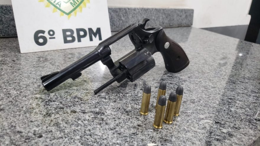 Indivíduos em posse de revólver são detidos pela PM