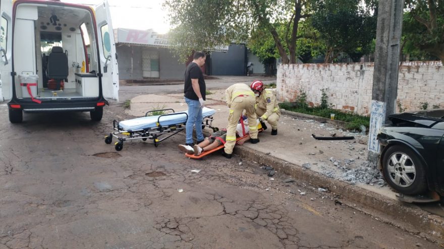 Carro desgovernado atinge ponto de ônibus e poste na Rua Maracaí