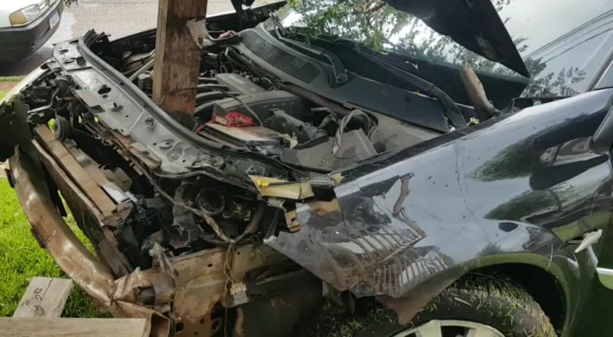 Forte colisão entre carros é registrada no Jardim Clarito