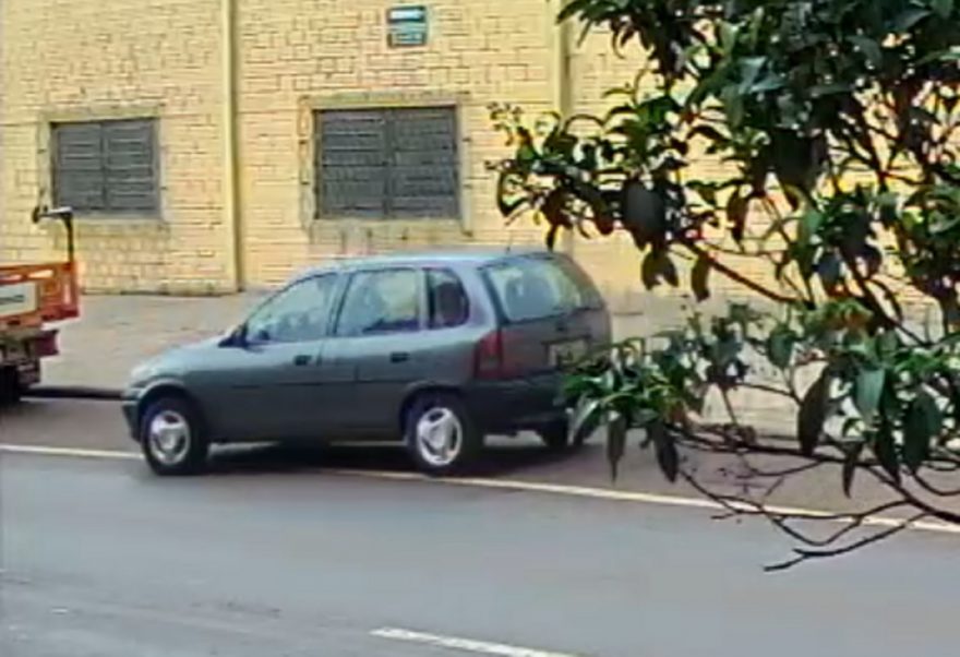 Vídeo mostra homem arrombando e furtando carro na Rua Vitória
