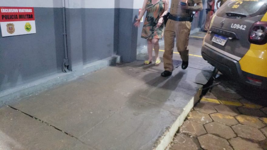 Mulher que teria furado bloqueio e atirado carro contra manifestantes é detida em Cascavel