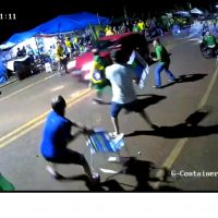 Imagem referente a Vídeo mostra mulher furando bloqueio e atirando carro contra manifestantes em Cascavel