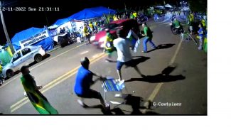 Vídeo mostra mulher furando bloqueio e atirando carro contra manifestantes em Cascavel